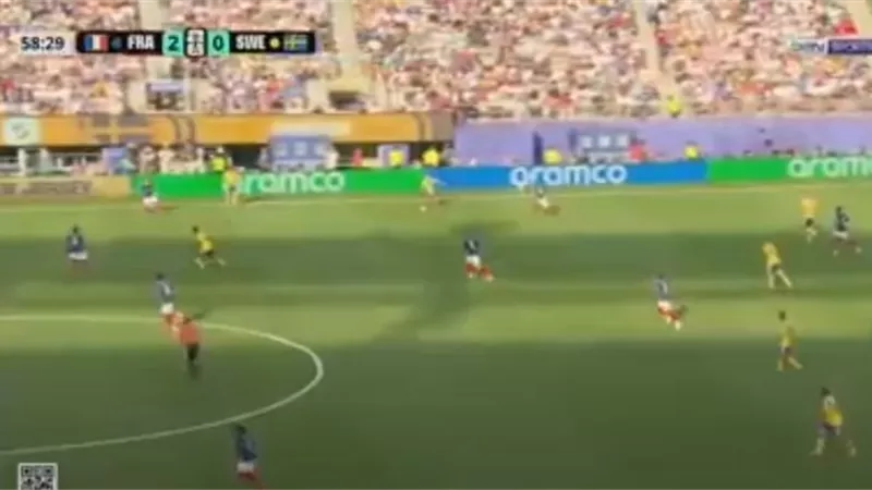 برادلي باركولا يضيف الهدف الثاني لمنتخب فرنسا في شباك السويد