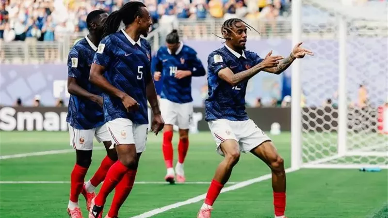 فرنسا تضرب السويد بثلاثية وتتأهل لدور الـ 16 في كأس العالم