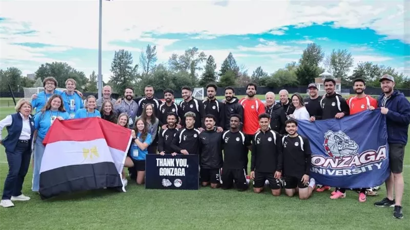 قميص منتخب مصر وصور جماعية إهداءً لجامعة جونزاجا في 
