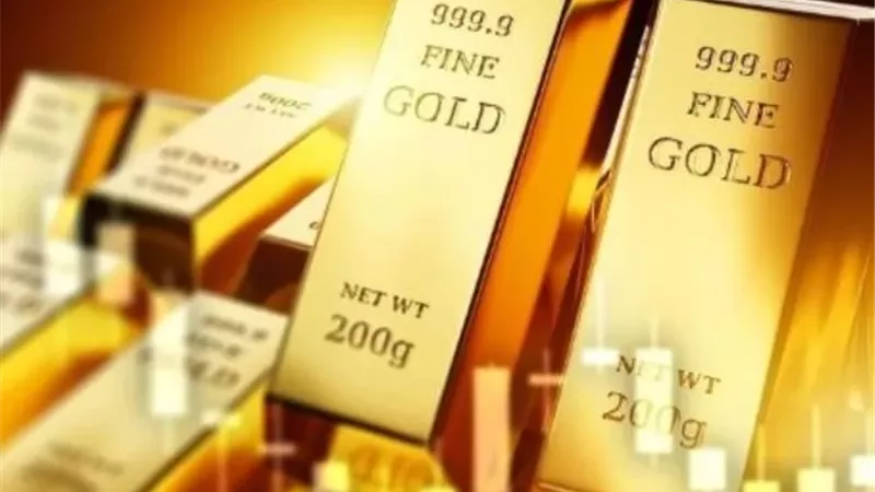 الذهب يهبط بعد أدنى مستوى في 7 أشهر