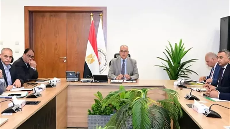 وزير الري يتابع منظومة التحكم في ورد النيل والمخلفات العائمة