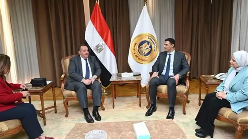 وزير الصناعة يلتقي نقيب المهندسين لبحث دعم خطط التنمية الصناعية