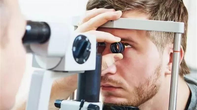 أطباء يحذرون من تدليك العين بالأجهزة الكهربائية
