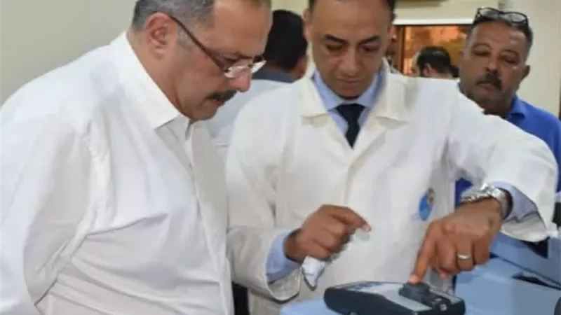 رئيس مياه القناة يتفقد مطابقة إجراءات السلامة بالمعامل