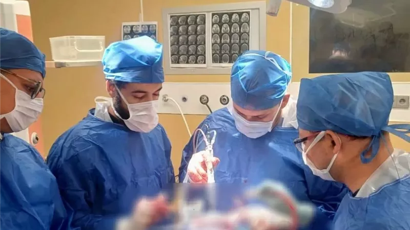 نجاح أول جراحة لاستئصال ورم ضاغط على المخ باستخدام جهاز 