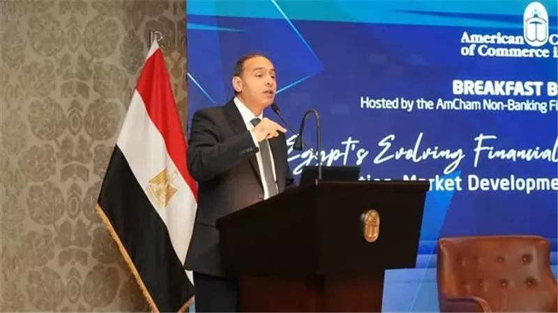 عزام يستعرض رؤية الرقابة المالية لتطوير الأسواق