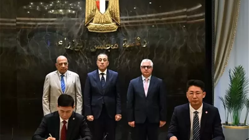رئيس الوزراء يشهد توقيع مشروع لإنتاج مكونات إطارات السيارات