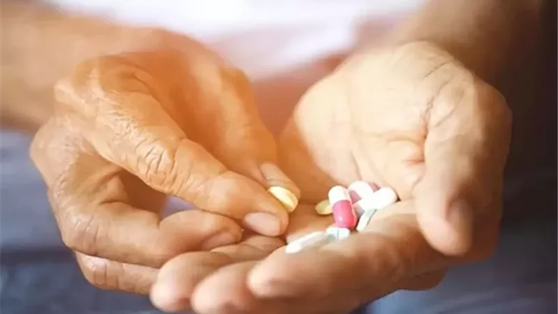 خبراء يكشفون المكملات الغذائية التي يحتاجها كبار السن