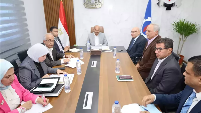 محافظ السويس يبحث خطط توسعات الشركة العربية للزجاج الدوائي