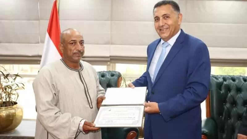 محافظ القليوبية يكرم عاملاً بشركة المياه لبطولته في احتواء تسريب غاز الكلور بمحطة الرملة