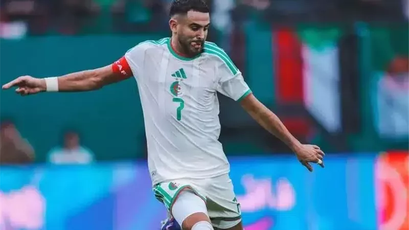 الجزائر تضرب دفاعات سويسرا بالثلاثي محرز وجويري ومازا