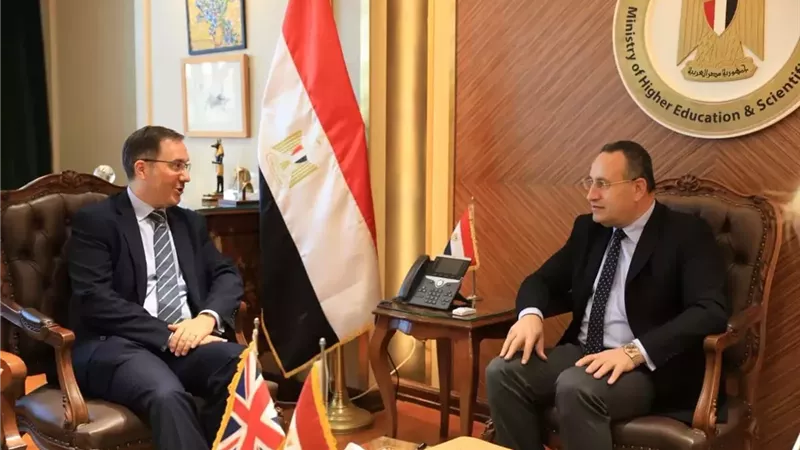 الدكتور عبدالعزيز