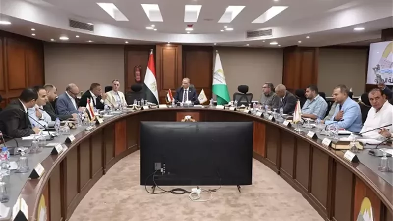 محافظ الجيزة يلتقي أعضاء مجلسي النواب والشيوخ بولاق الدكرور