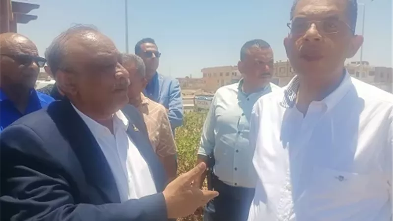 محافظ البحر الأحمر يتفقد مشروع المساكن البديلة للعشوائيات بـ الكل