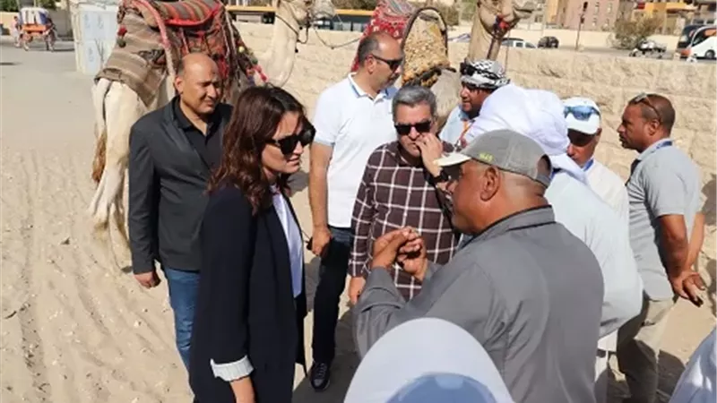 الجيزة تتابع منظومة ركوب الخيل والجمال بالمنطقة الأثرية للأهرامات