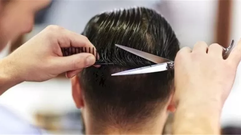 هل يأثم الحلاق بسبب بعض القصات التي يطلبها منه الشباب؟