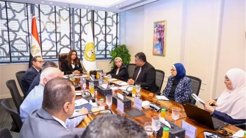 منال عوض تستعرض الخطة الاستثمارية لجهاز شؤون البيئة 2026/2027