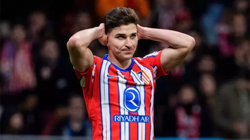أتلتيكو مدريد يرفض المصالحة مع ألفاريز.. وصفعة منتظرة لبرشلونة
