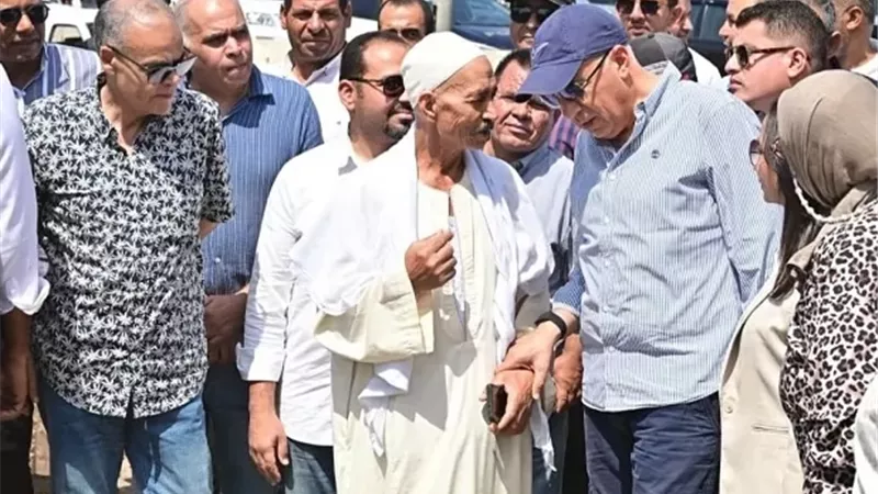 وزير الري يتفقد قناطر ادفينا برشيد و يراجع جاهزية محطات العطف