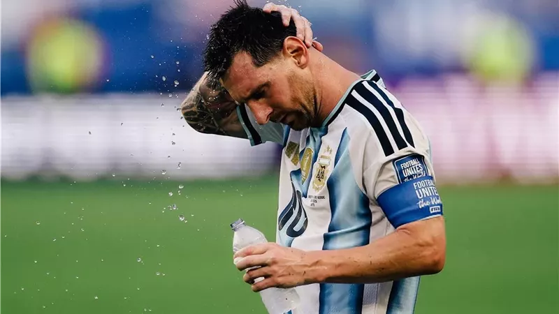 ميسي يثير قلق جمهور الأرجنتين قبل مواجهة مصر في كأس العالم
