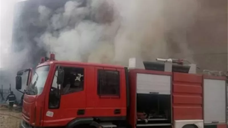 إشعال شماريخ داخل حوش مدرسة بمدينة بنها