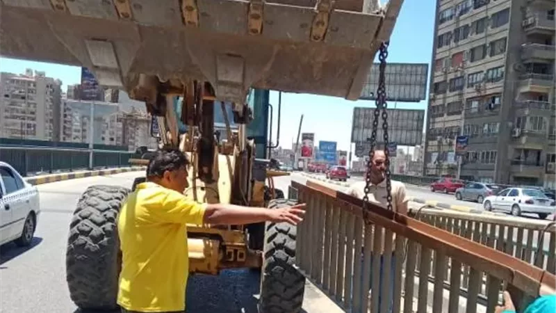 محافظ الجيزة يتابع تركيب الأسوار الحديدية المفقودة بمحور 26 يوليو