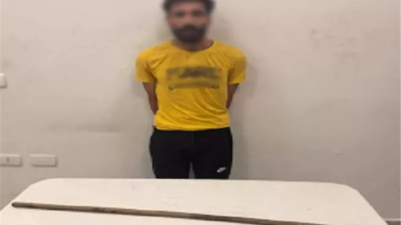 ضبط حلاق تعدى على والدته المسنة بعصا خشبية في السويس