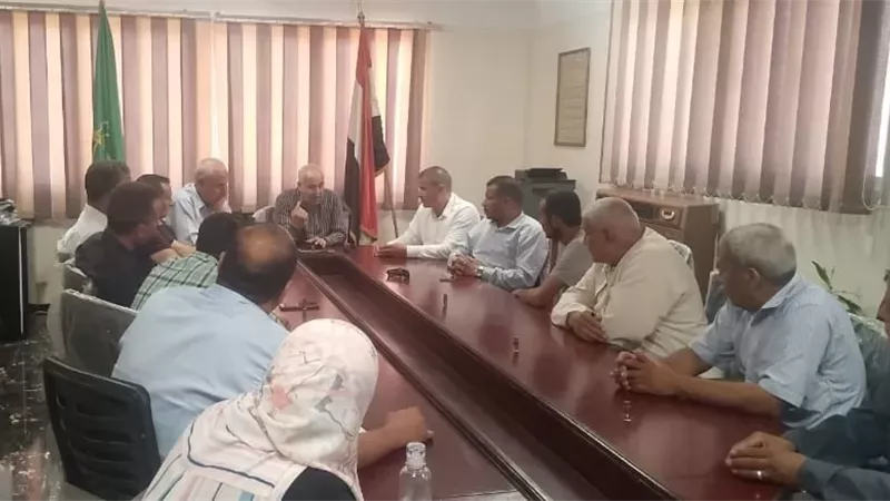 اجتماع بطوخ لرفع كفاءة النظافة والقضاء على بؤر تجمع القمامة بالقرى
