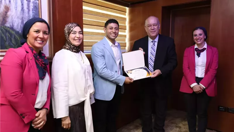 اسحاق مهنئا الموظفين المتميزين: العنصر البشري المحرك الأول للنجاح