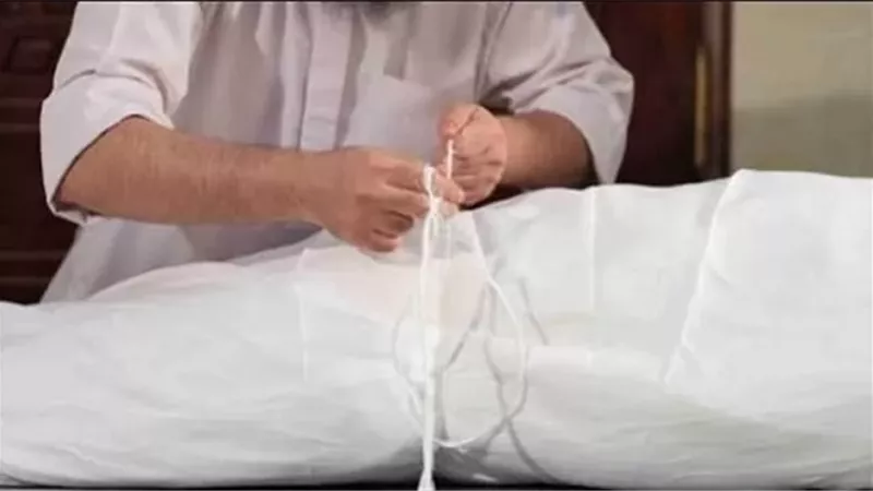 هل يجوز حضور من لا حاجة إليه عند تغسيل الميت؟..دار الإفتاء توضح