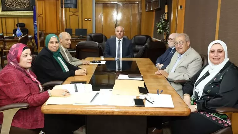 رئيس جامعة قناة السويس يعلن الفائزين بجائزة العطاء والوفاء