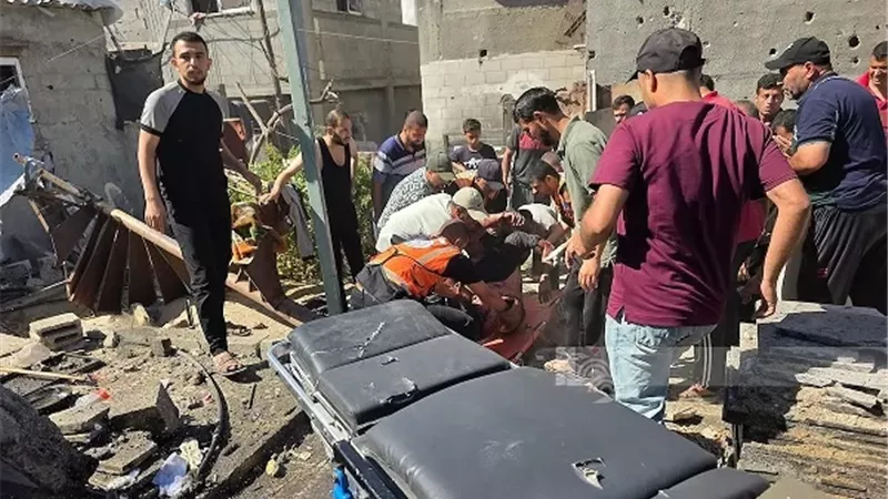 شهداء وجرحى في قصف إسرائيلي على غزة وهجوم للمستوطنين بالخليل