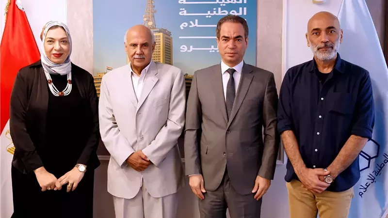 الشاعر جمال بخيت يهدي ماسبيرو نسخة من حلقات أشعاره للبث التليفزيوني