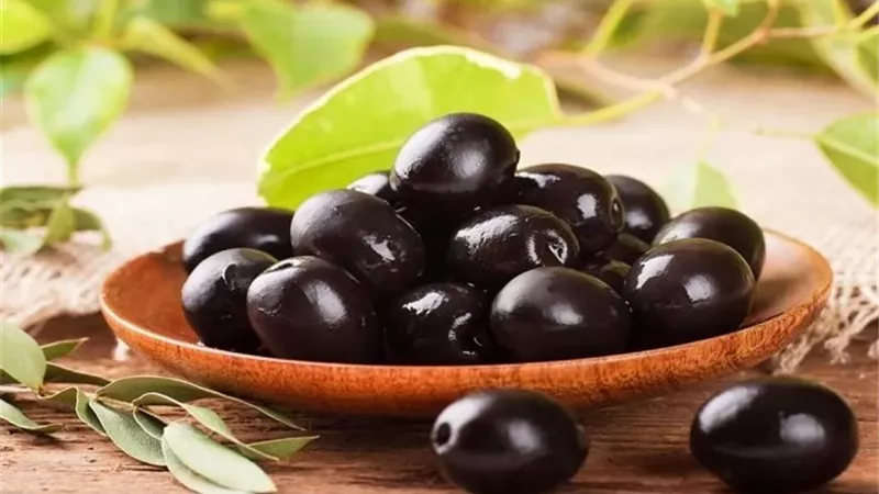 من القلب إلى البشرة .. فوائد مذهلة لتناول الزيتون مع الطعام