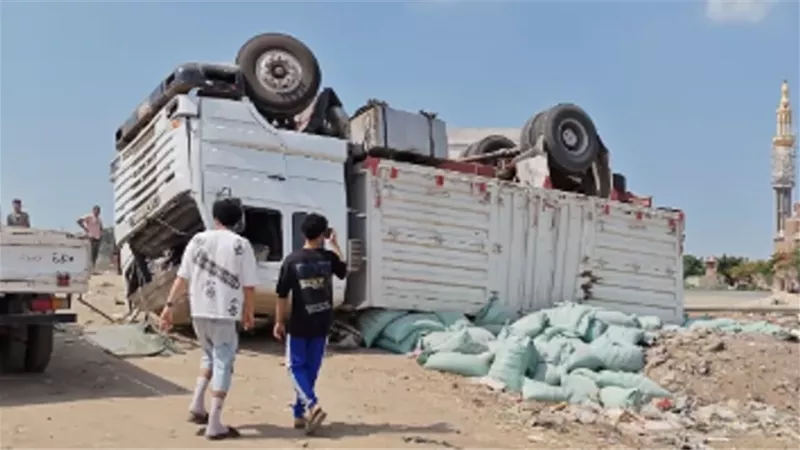 انقلاب سيارة نقل محملة بالدقيق إثر اصطدامها بسيارة نصف نقل بطنطا