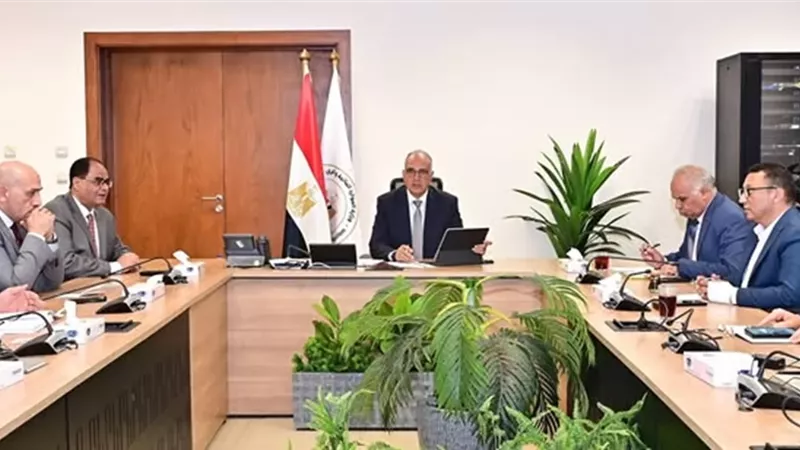وزير الري يتابع تنفيذ المشروع القومي لضبط نهر النيل