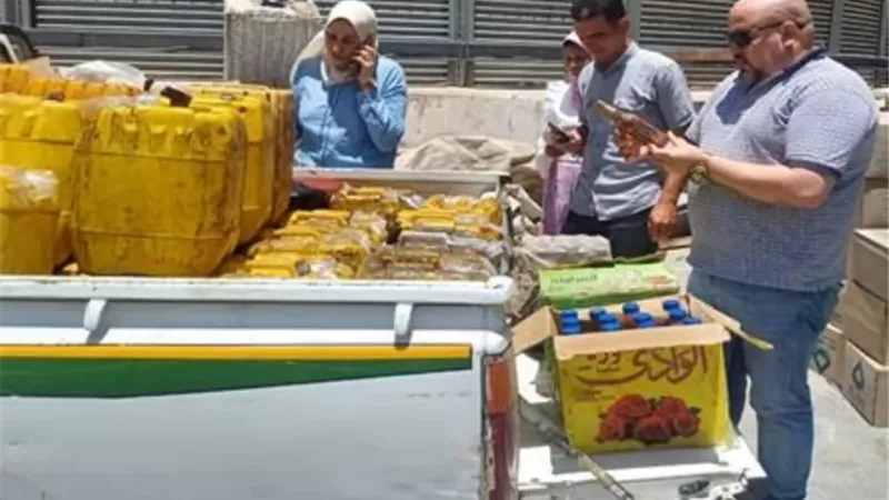 ضبط 600 لتر زيت طعام فاسد و263 عبوة مواد غذائية فاسدة ببلطيم