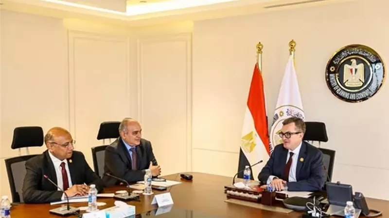 رستم يبحث مستجدات تطبيق 