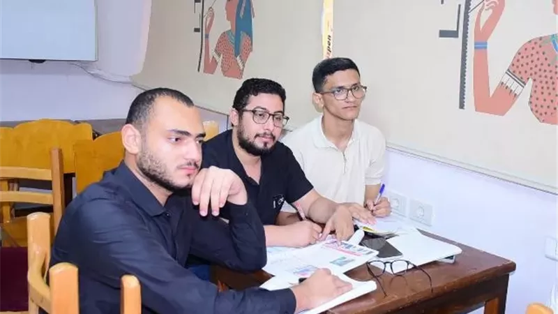 دوراتب بـ٨ لغات وترجمة معتمدة يقدمها مركز اللغات بجامعة سوهاج