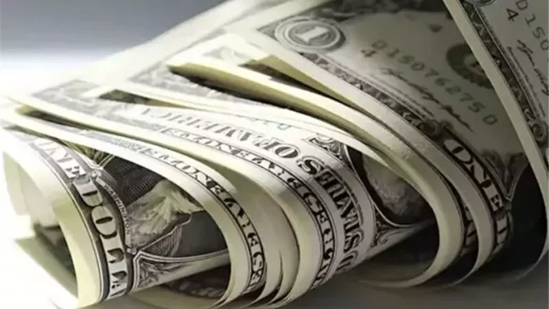 الدولار يقفز لأعلى مستوى في أسبوع مع تصاعد التوترات