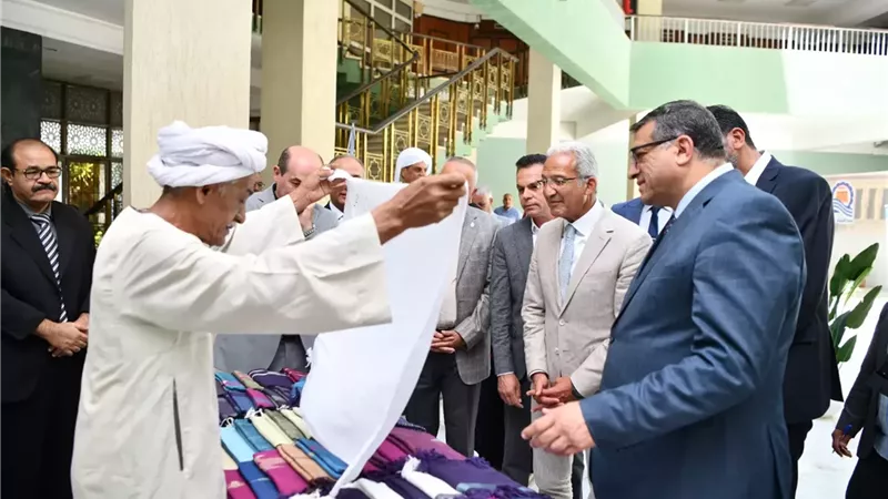 محافظ قنا يتفقد معرض الحرف التراثية بديوان عام المحافظة