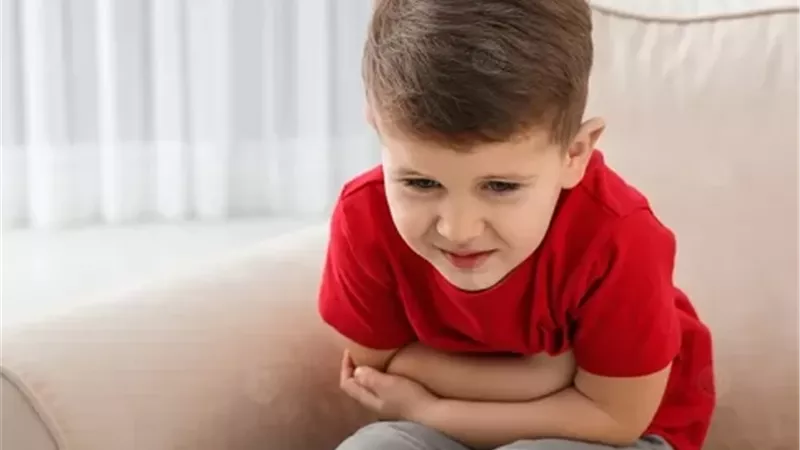 أبرزها النظام الغذائي .. إليك أسباب الإمساك عند الأطفال الصغار