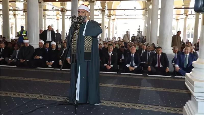 محافظ الجيزة يؤدي صلاة الجمعة بمسجد عمرو بن العاص