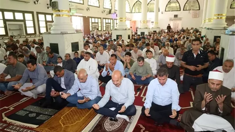 محافظ السويس يصلى الجمعة بمسجد الهدى وسط جموع من المصلين