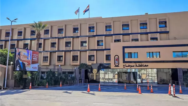 محافظ سوهاج يحيل 10 من مسئولي المتغيرات المكانية للنيابة العامة