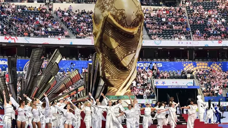 بـ 450 دولار .. فيفا يعرض قطعا من أرضية ملعب النهائي للبيع