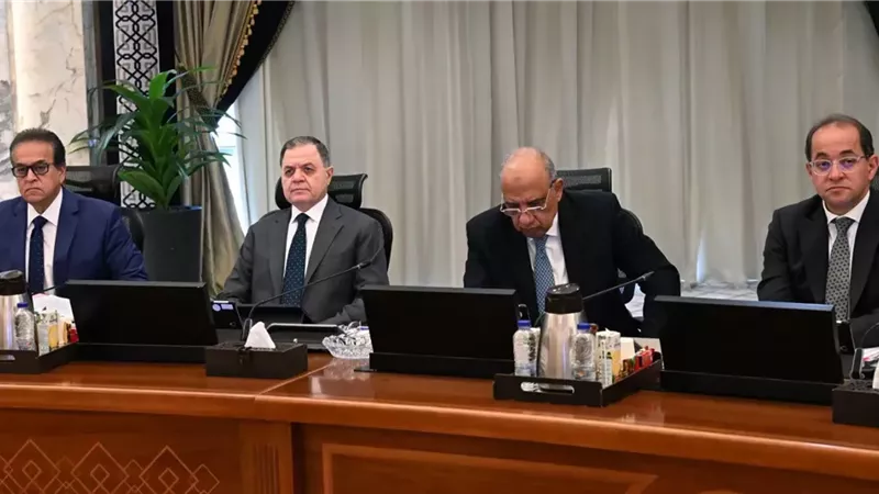 وزير الكهرباء يستعرض القدرات الحالية والمخططة من الطاقات المتجددة