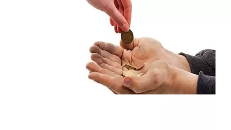 حكم من نوى إخراج صدقة ثم احتاج إلى المال.. أمين الفتوى يجيب