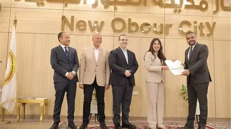 وزيرة الإسكان تكرّم رئيس جهاز مدينة العبور الجديدة