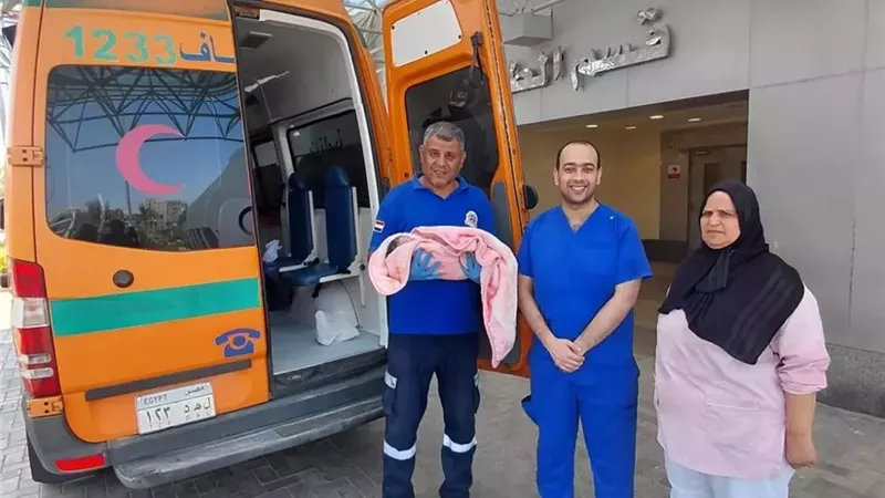 اتمام ولادة سيدة داخل سيارة إسعاف في الإسماعيلية